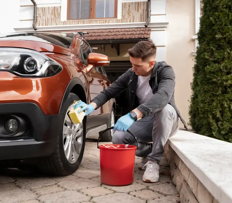 Lavage auto à domicile Ourville-en-Caux : professionnel intervenant sur un véhicule
